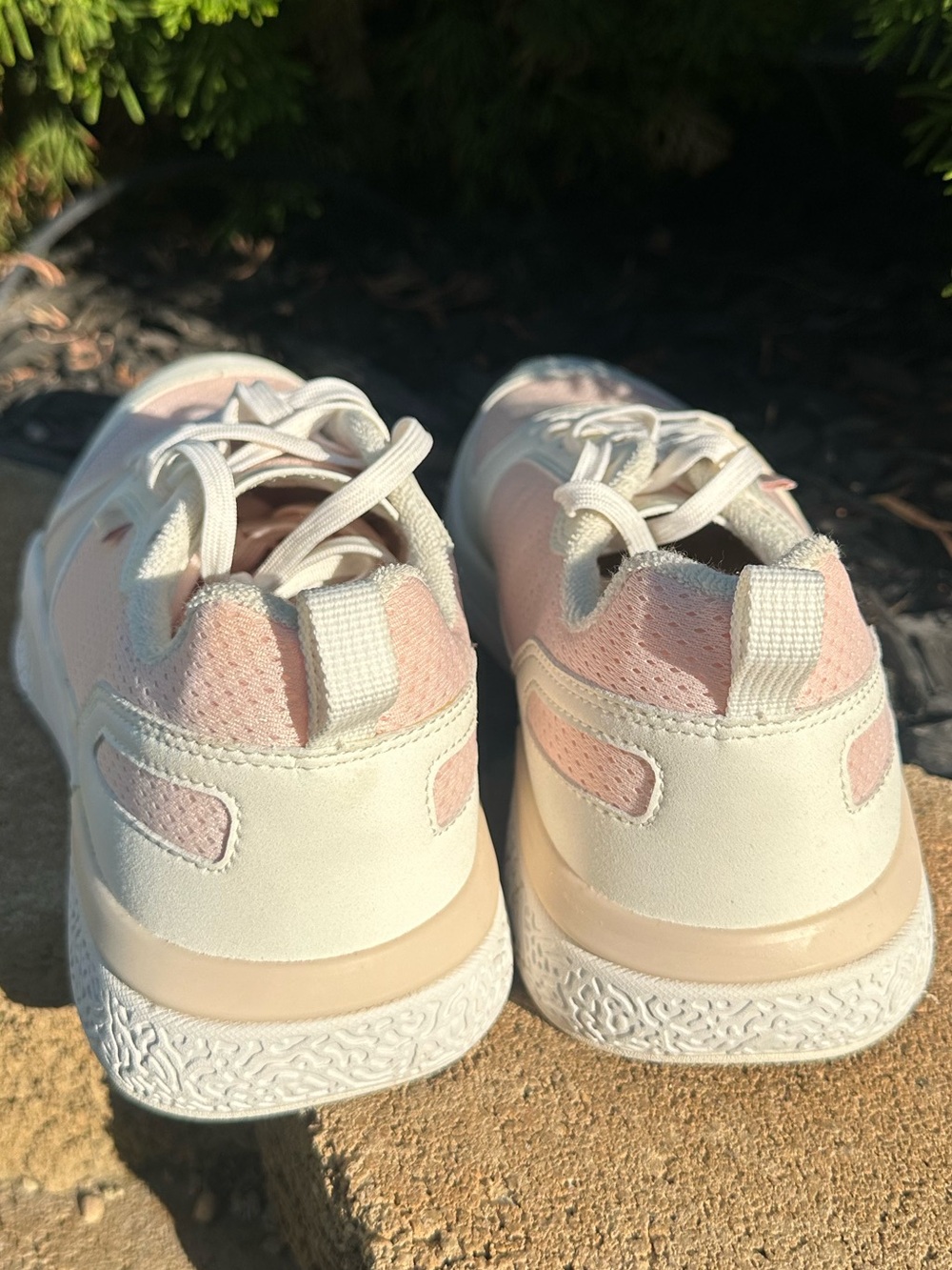๐ OluKai Women's Court 'Anau Sneakers in Rose Dust and White Size 10 - Picture 6 of 9